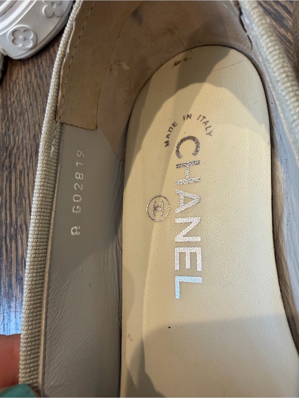 CHANEL Silver and Black Leather Cap-Toe Bow Ballet Flats - Picture 4 of 8